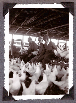 Fundadores en su primer galpón