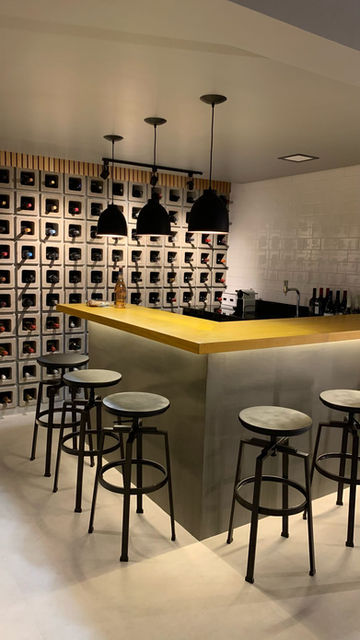 Adega de vinhos  feita em blocos de concreto.