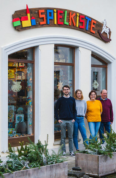 Familie Kollross vor der Spielkiste