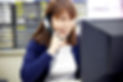 大都工業への問い合わせ対応をしている女性従業員