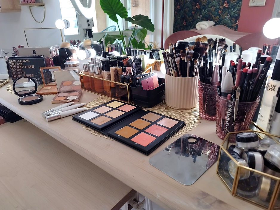 materiel-maquillage-produit-beaute.jpg