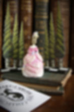 Détail de la robe de la figurine Versailles Marie-Antoinette, montrant la finesse de la peinture miniature artisanale.