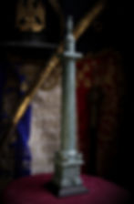 Reproduction artisanale de la Colonne Vendôme en résine vert oxydé, vue de face