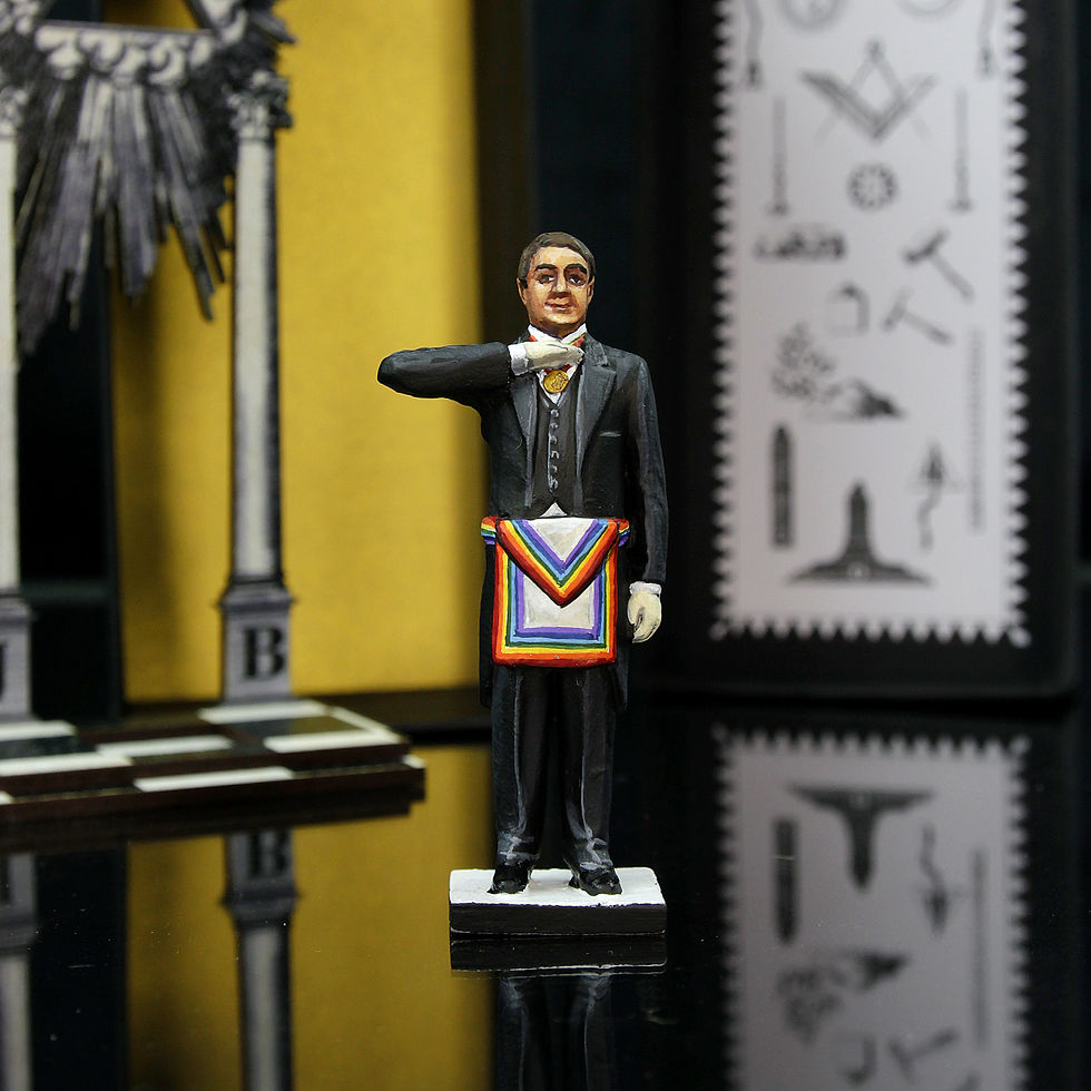 Détail du tablier maçonnique peint à la main sur figurine personnalisée, symboles du rite reproduits fidèlement