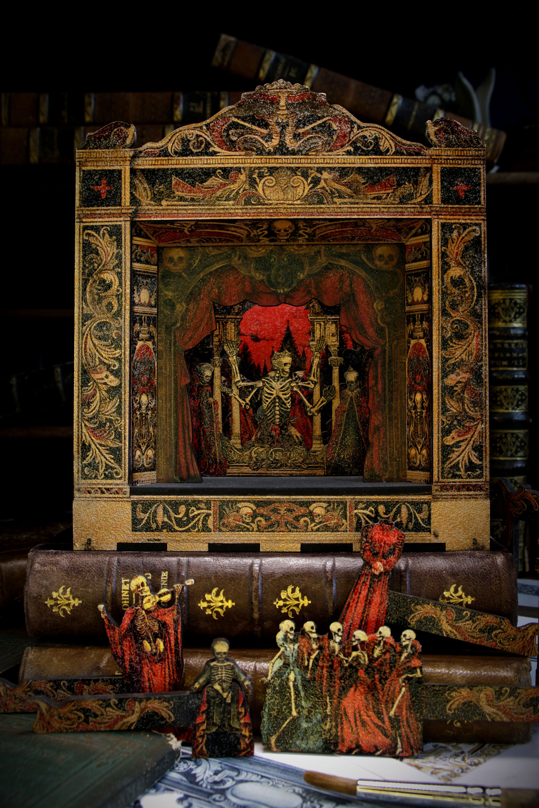 Théâtre miniature victorien Danse Macabre fait main en France.