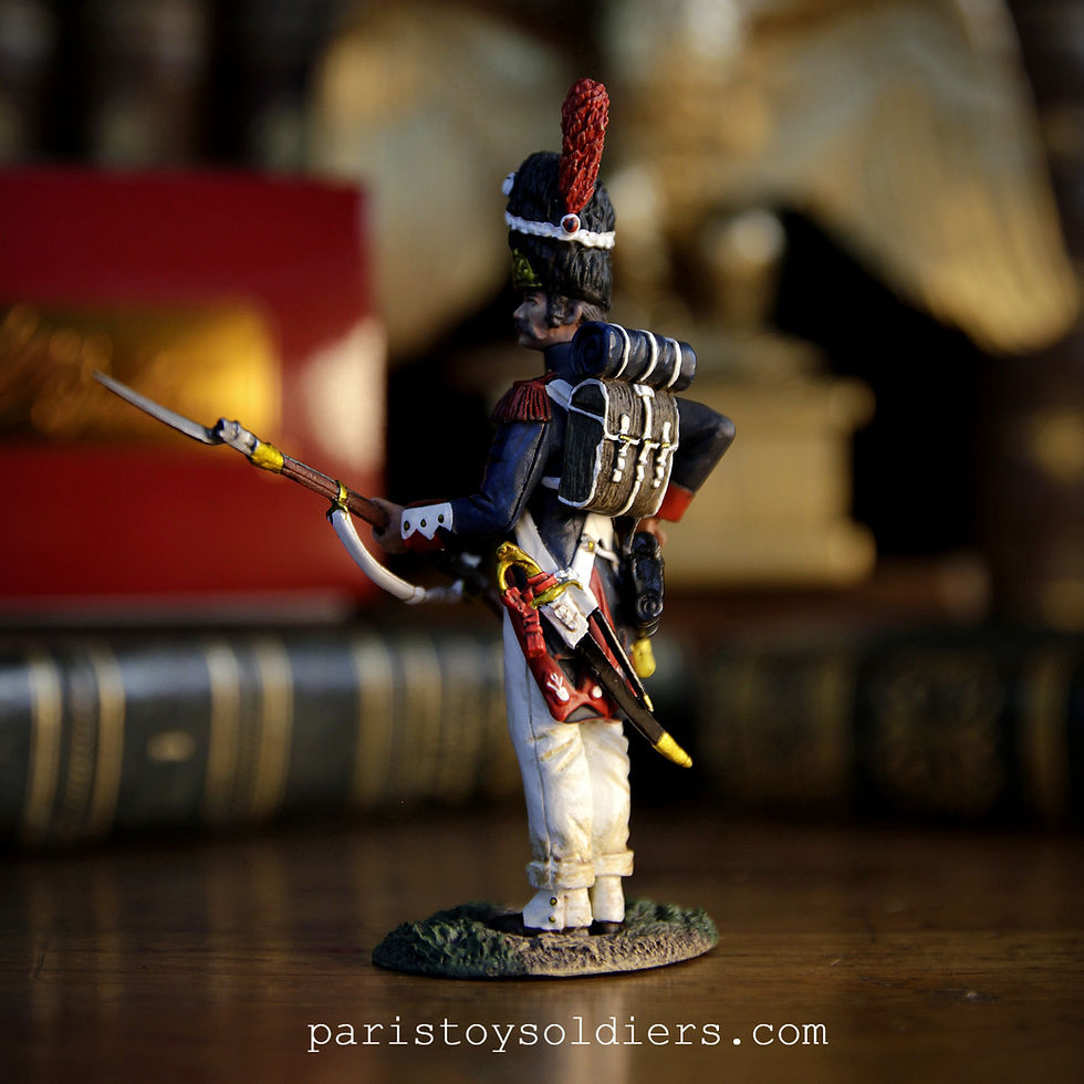 Miniature : French Imperial Guard toy soldier in battle-ready pose – perfect for collectors and dioramas.