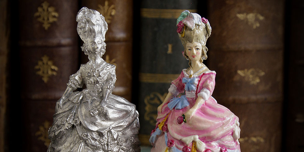 Figurine en étain peinte à la main représentant une jeune Marie-Antoinette vêtue d'une robe de bal rose ornée de rubans, artisanat français FIGURART