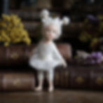 Poupée artisanale en tissu et résine pour collectionneurs