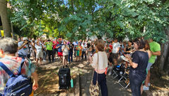 CENTENAS DE PESSOAS PROTESTAM CONTRA PROJETO QUE PREVÊ CONSTRUÇÃO DE PRÉDIO COM MAIS DE 60 METROS NA RUA MAIS BONITA DO MUNDO, EM PORTO ALEGRE