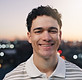 smiling-young-man-with-curly-hair-at-sunset-city-r-2026-09-25-07-11-38-utc Média.jpeg
