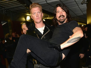 Dave Grohl revela canção inédita sobre Josh Homme em evento solidário
