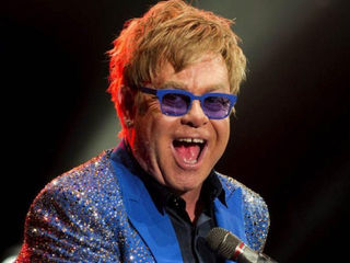 Depois de quase uma década, Elton John volta ao topo da parada britânica