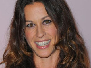 Há 25 anos, Alanis Morissette chegava ao topo da parada britânica de álbuns com “Jagged Little Pill”