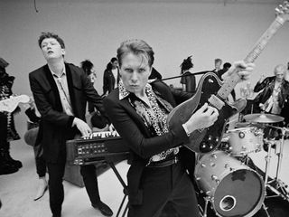 Franz Ferdinand anuncia álbum com grandes sucessos e lança a inédita "Billy Goodbye"
