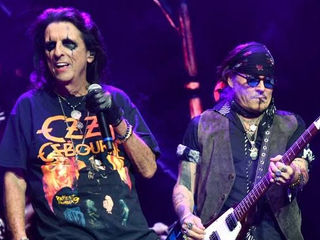 Ozzy Osbourne é homenageado por Alice Cooper em Londres com participação surpresa de Johnny Depp