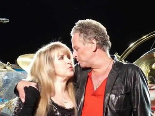 “Conversamos o tempo todo”: Lindsey Buckingham revela nova fase da relação com Stevie Nicks