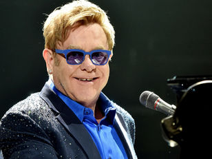 Elton John é homenageado com moedas comemorativas no Reino Unido