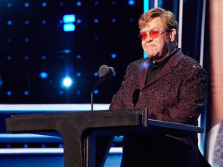 Elton John celebra 35 anos de sobriedade com homenagem da família