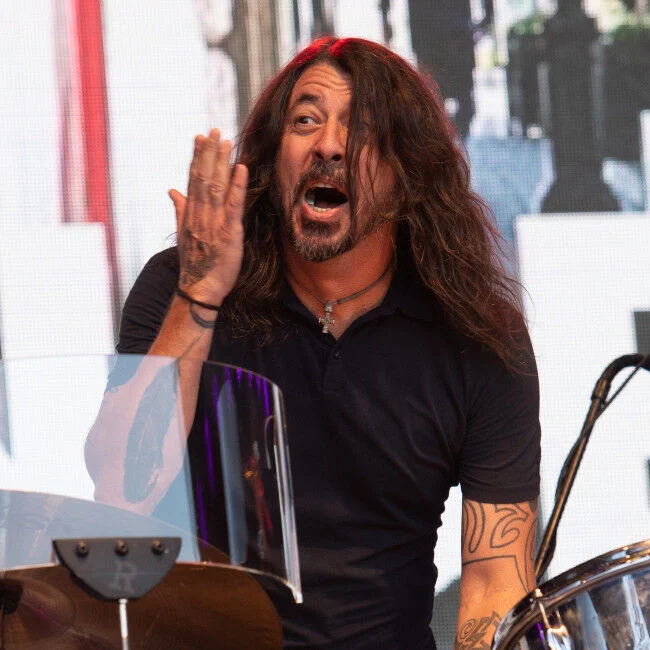 mulher da a luz em show foo fighters