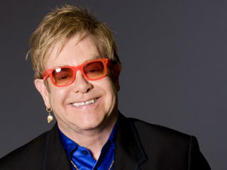 Elton John emociona público em etapa britânica de sua turnê de despedida; assista
