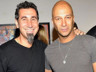 Serj Tankian e Tom Morello lançam cover colaborativo do Gang of Four; confira