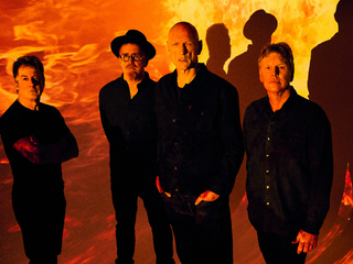 Midnight Oil lança novo single com alerta sobre as mudanças climáticas; assista "Rising Seas"