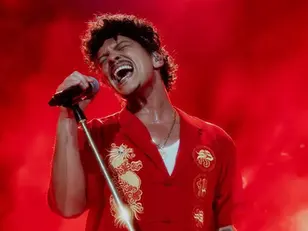 Bruno Mars estreia hoje no Brasil com show beneficente: R$ 1 milhão arrecadados para vítimas de enchentes no RS
