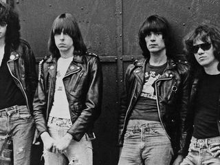 Há 44 anos, o Ramones lançava o icônico álbum “Rocket to Russia”