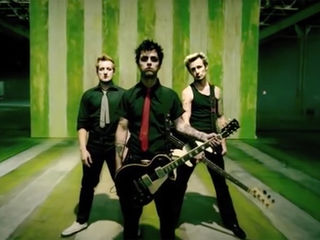 Green Day detalha reedição épica e documentário inédito que celebra os 20 anos de American Idiot