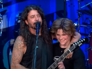 Shane Hawkins emociona público norte-americano ao tocar novamente com o Foo Fighters; assista