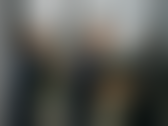 Zwei Fensterheld-Mitarbeiter bringen Sonnenschutzfolie an einer Glasfassade in Wien an – professionelle Montage mit Handschuhen für Energieeffizienz und Klimaschutz.