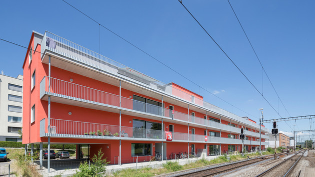 Studentenwohnhaus Seebach Südansicht Riegel Bahngleis