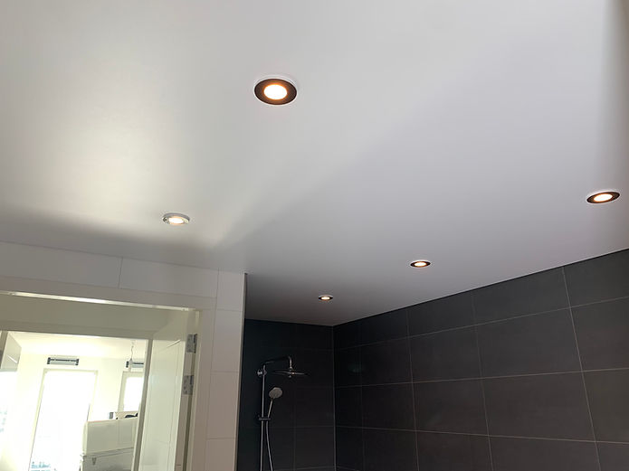 Spanplafond badkamer met spotjes
