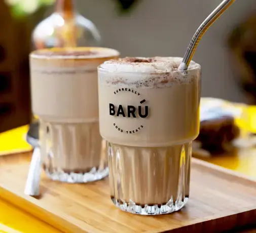 Thumbnail: Twee spiced chai lattes in een mooi glas van BARU