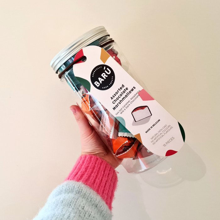 Thumbnail: Hand houdt een Baru Gift Jar met diverse Chocolate Marshmallows vast. Mallowshop.nl