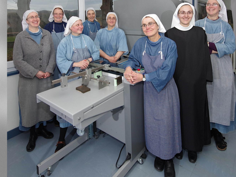 À l’Abbaye de Pradines, les bénédictines perpétuent l’art du faire-part de mariage