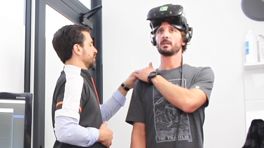 KineQuantum: оцінювання пацієнта перед VR-вправою Пацієнт і фізіотерапевт обговорюють стан перед вправою KineQuantum