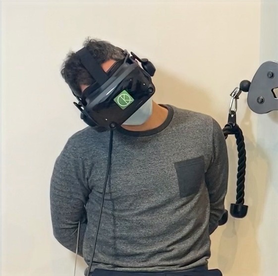 KineQuantum: приклад вправи сидячи у VR-гарнітурі Пацієнт виконує вправу KineQuantum сидячи у VR-гарнітурі