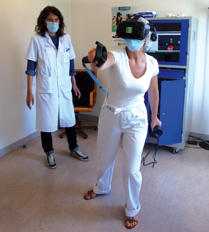 KineQuantum: пацієнт виконує функціональну VR-вправу під наглядом фахівця Пацієнт виконує функціональну вправу KineQuantum у VR-гарнітурі з контролерами