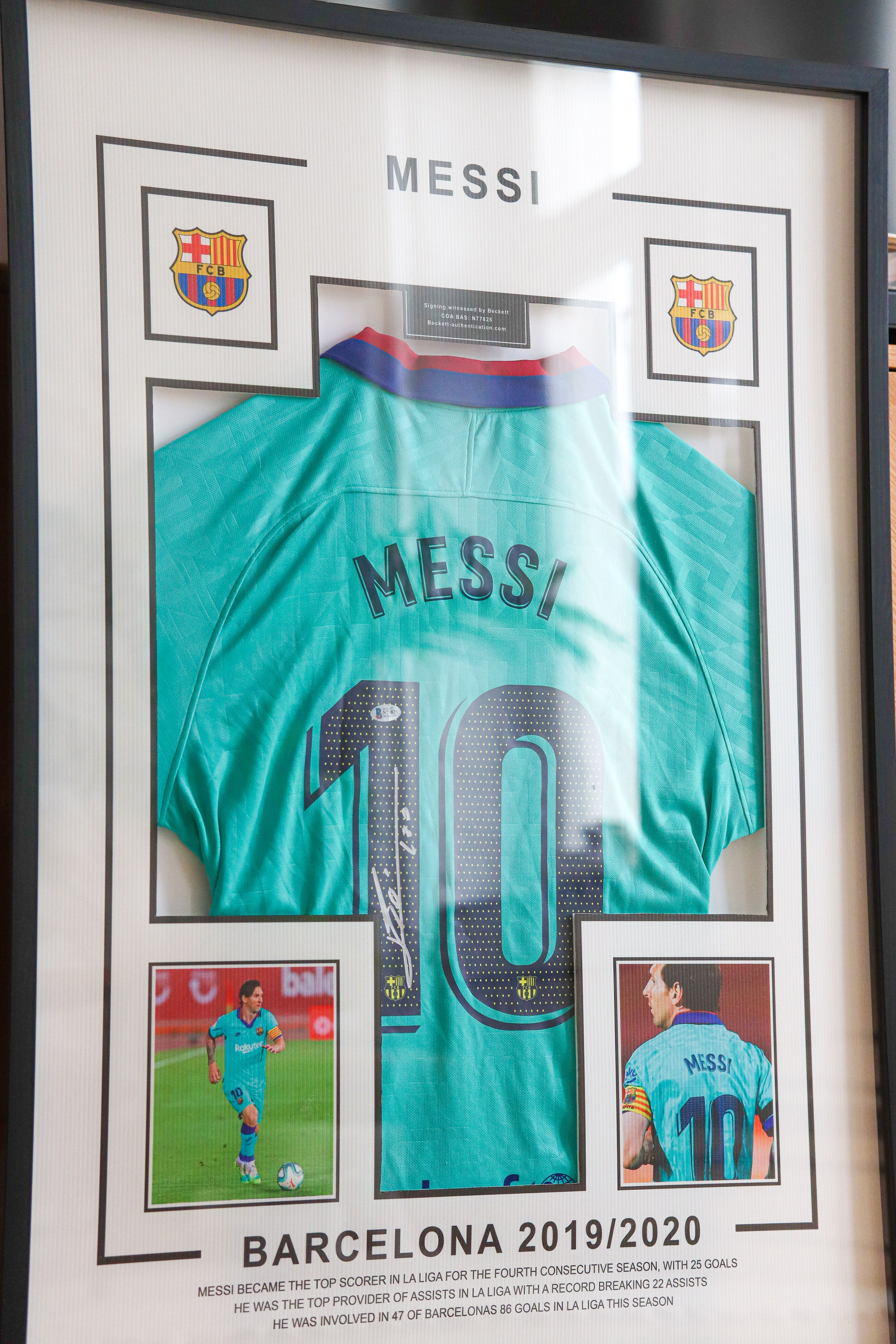Meget sjelden! Innrammet Barcelona 2019/2020 drakt med autograf signert av Messi