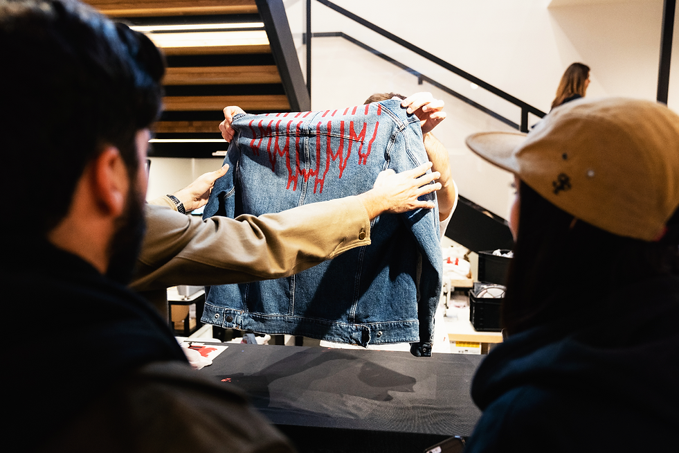 Otln_live_Levis.png