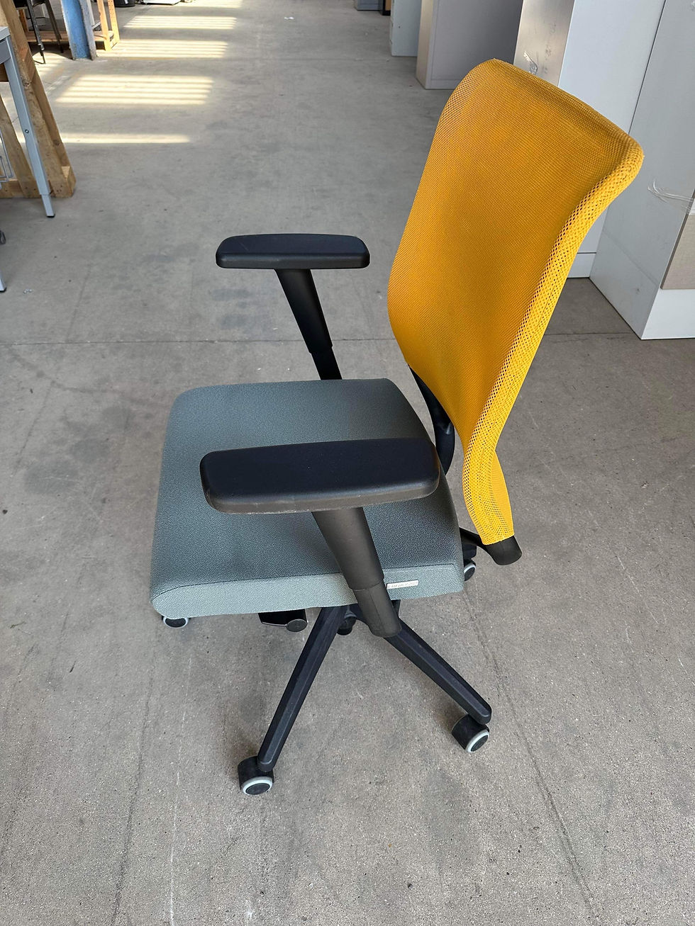 Miniature : Fauteuil de bureau sur roulettes orange et gris 
