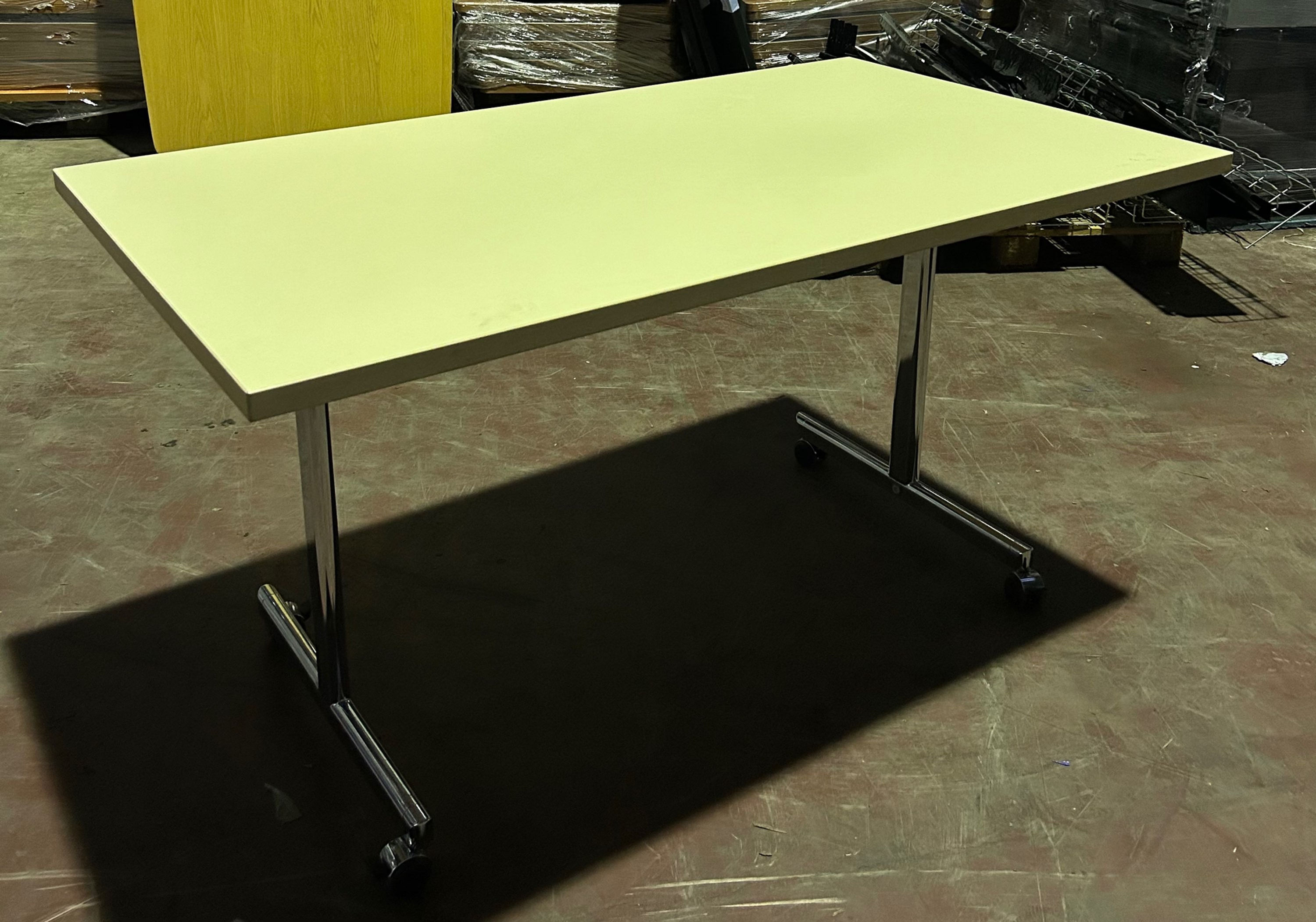 Table pliante bois clair - 140x80cm - H74cm 