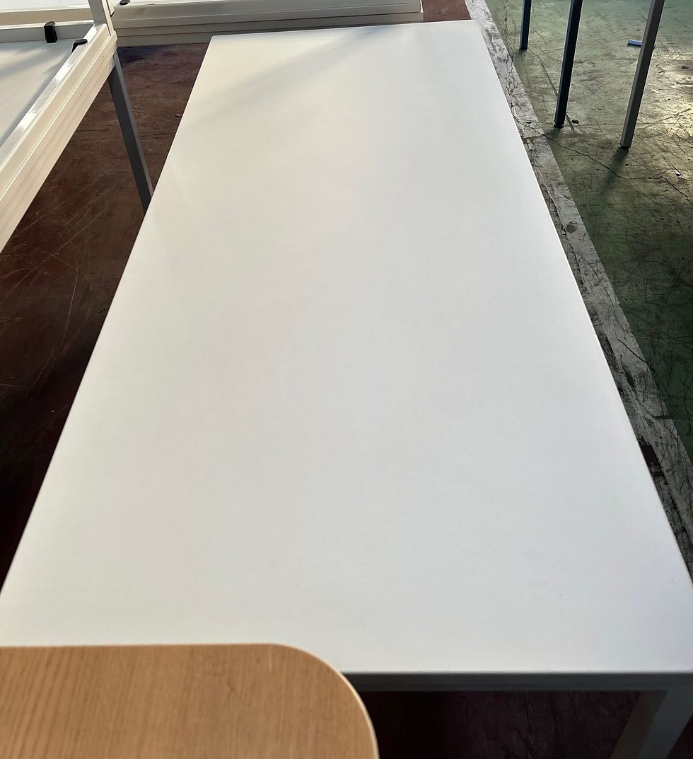 Miniature : Table simple blanche - 140x60cm - H74