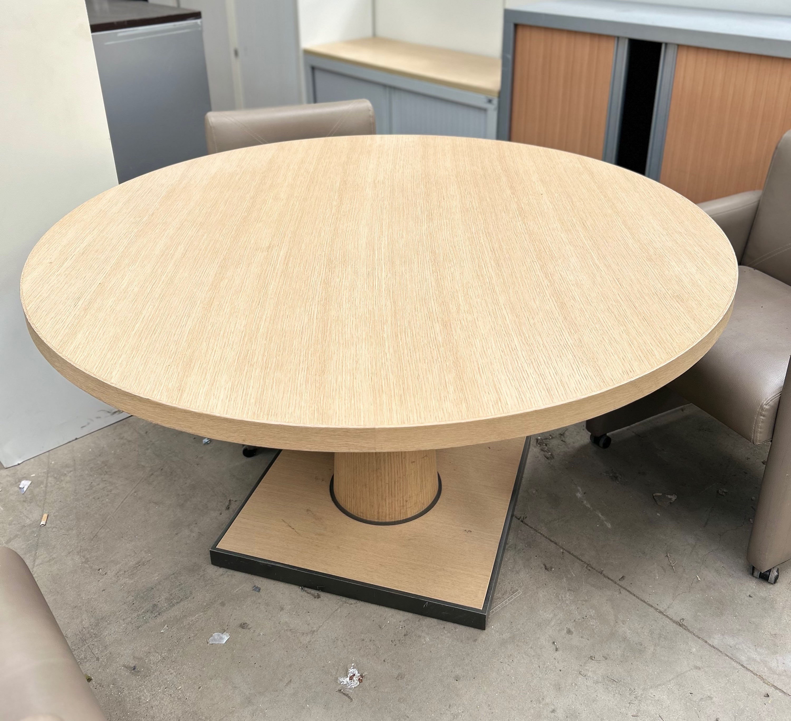 Table ronde pied carré - Diam 138cm 