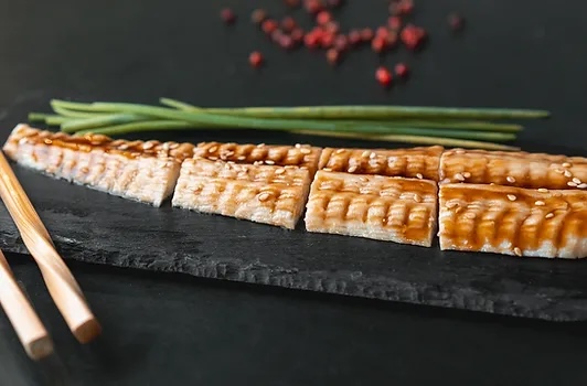 Steakholder printed eel
