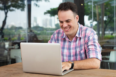 freelancer-optimista-feliz-que-trabaja-o