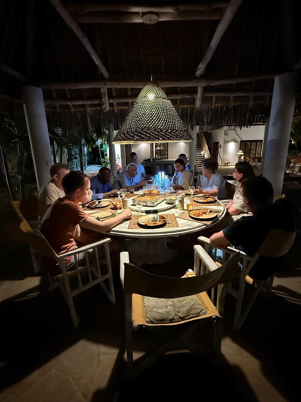 Vanavond hadden wij eters! 2 bestuursleden van Samaritan Land zijn in Kenia en samen met nog 3 anderen kwamen zij bij ons eten. Het was fijn om elkaar te zien en spreken! Morgen hopen wij elkaar weer te zien op het plot van Samaritan Land waar wij een stuk land gebruiken om een farm op te zetten en nu ook een gebouwtje aan het bouwen zijn (voor opslag etc.)