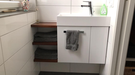 Gäste-WC mit kleinem Handwaschbecken
