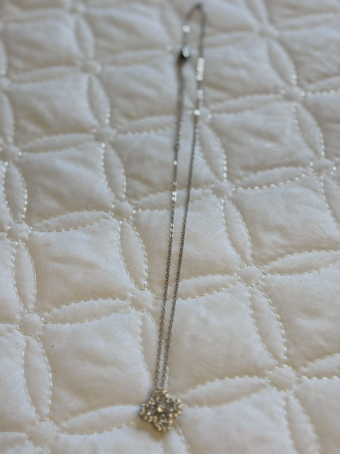 クローバーホワイトトパースネックレス